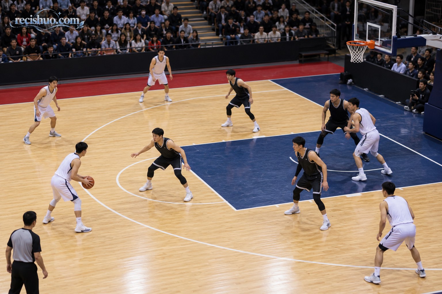 从侧上方呈现篮球半场阵地攻防与球员空间站位