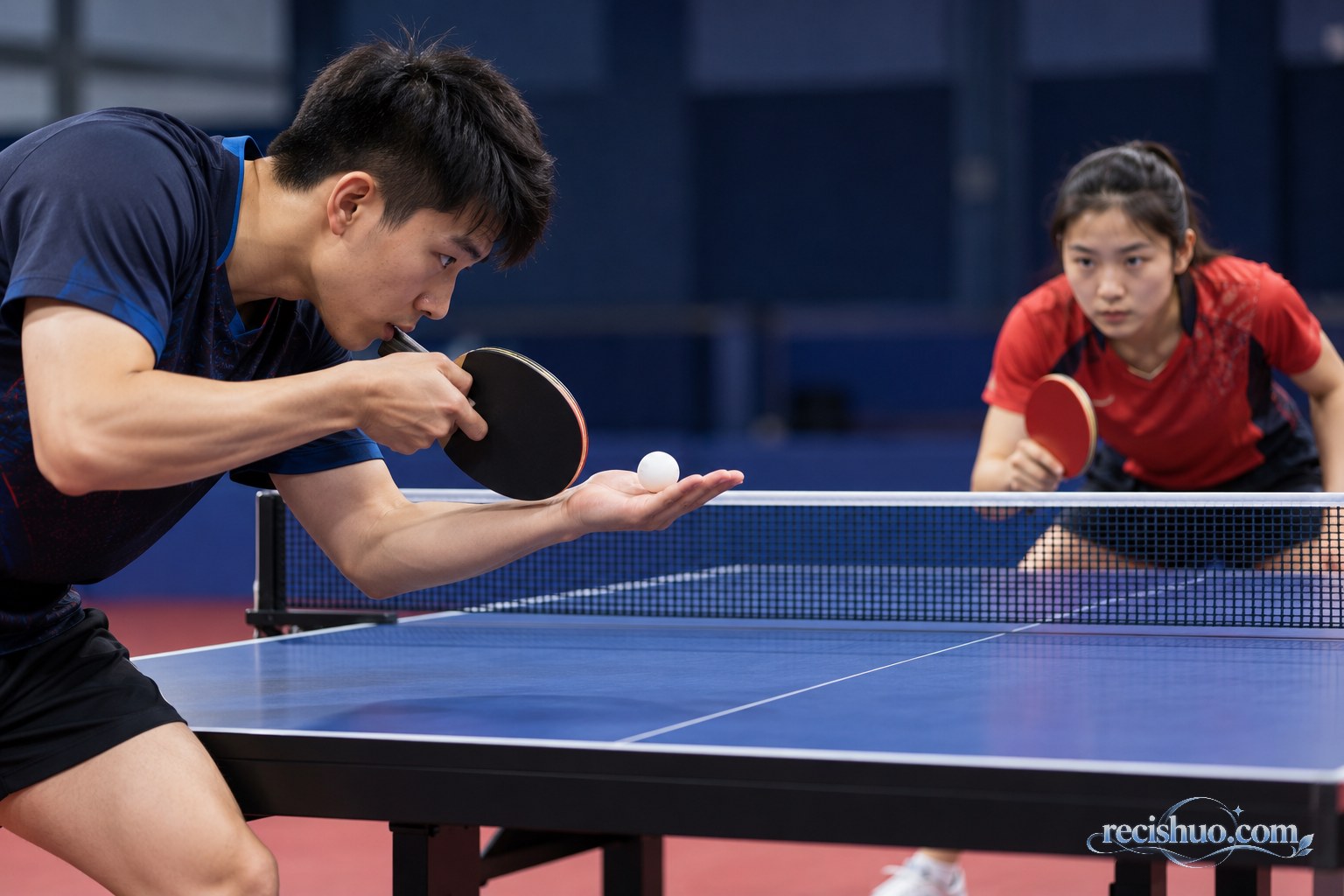 男子运动员发球、女子运动员低重心准备接发球的近景