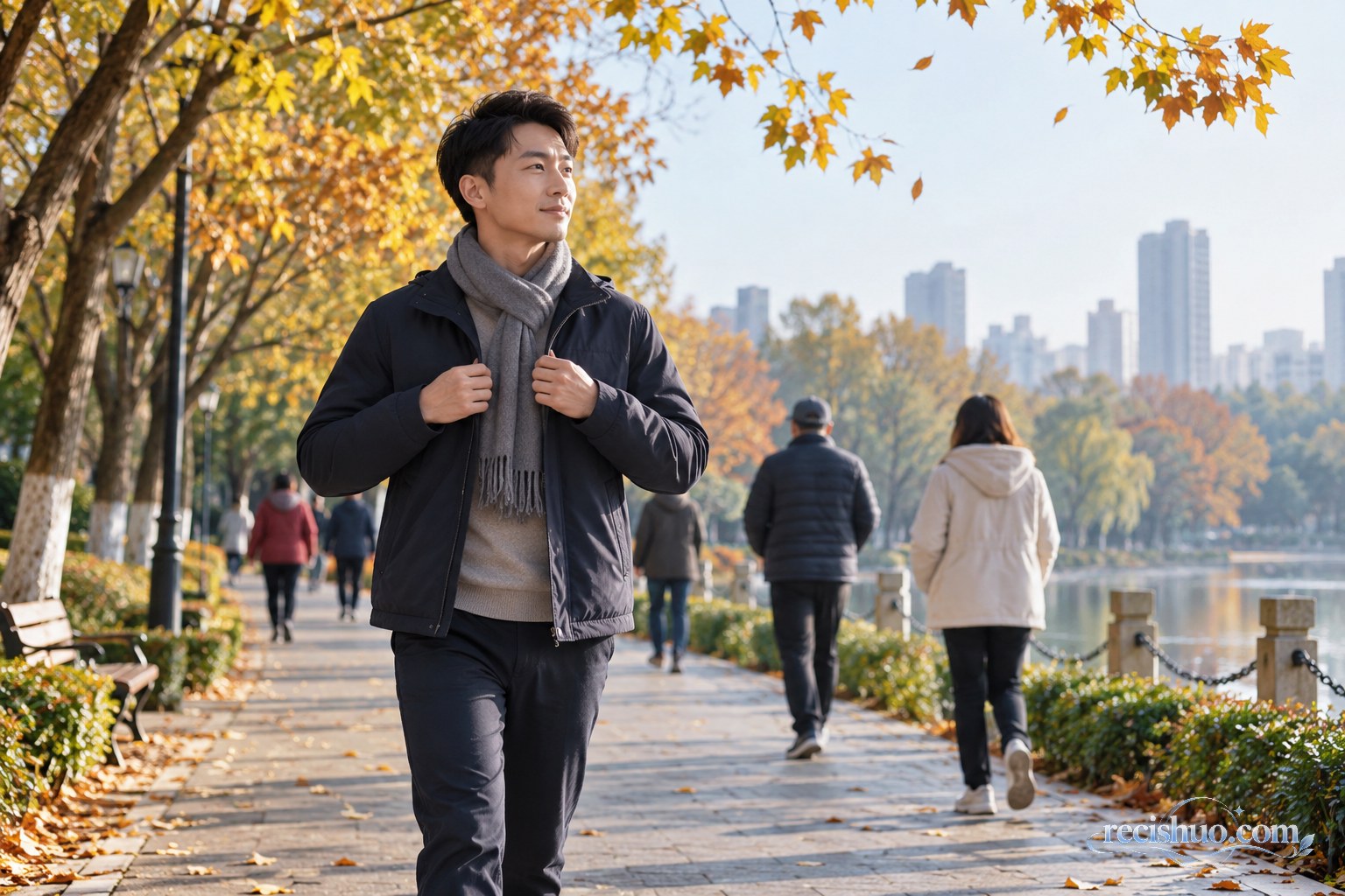 秋日公园里年轻男子穿好外套和围巾后出门步行