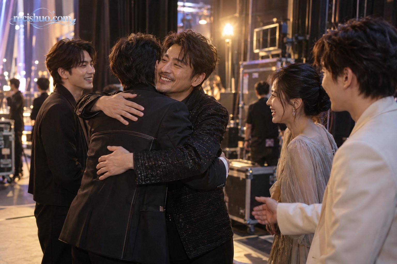 演出结束后,多名表演者在后台拥抱交流