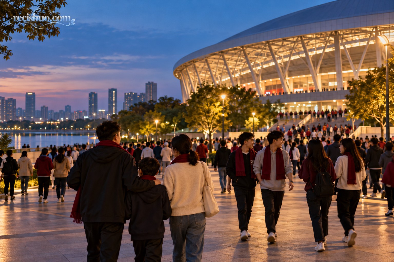 傍晚观众从城市体育场有序离场并交流观赛感受